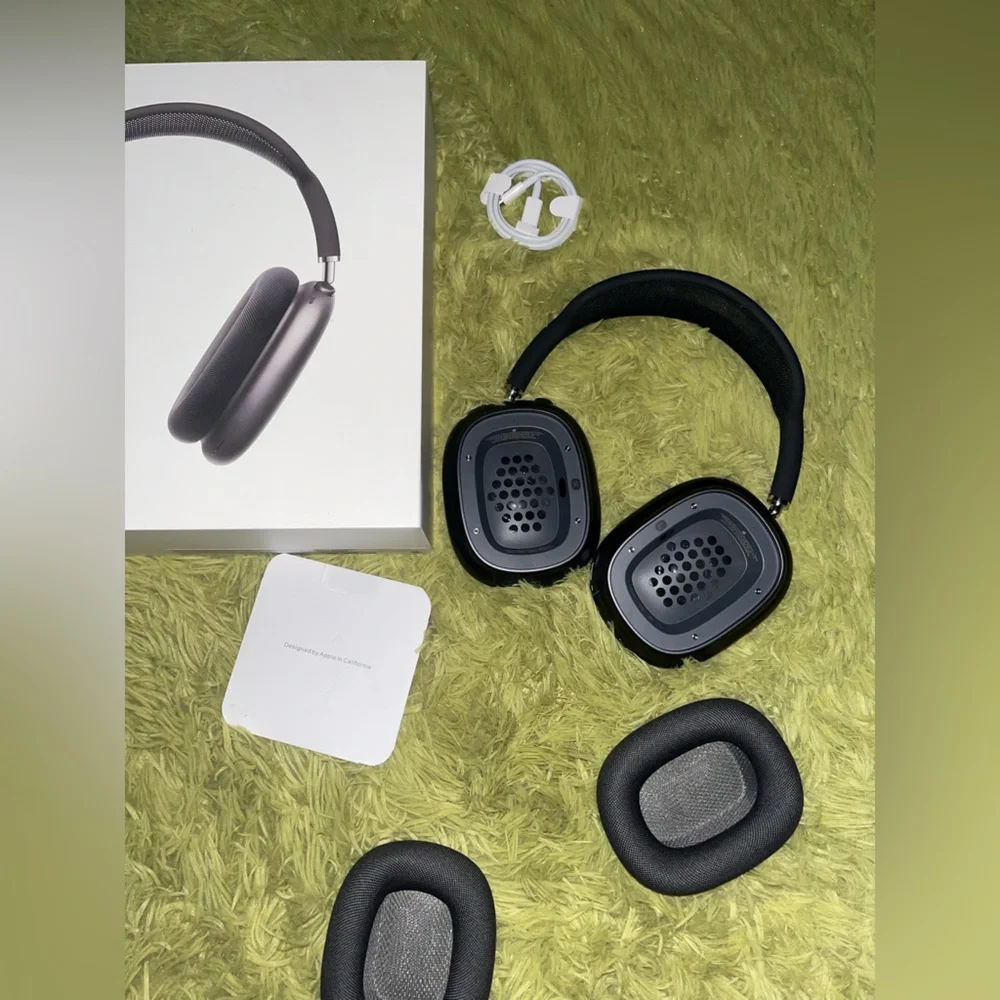 - Apple airpods max